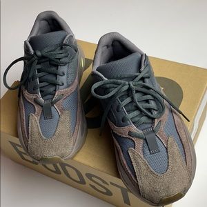 Yeezy Boost 700 Mauve Sneakers